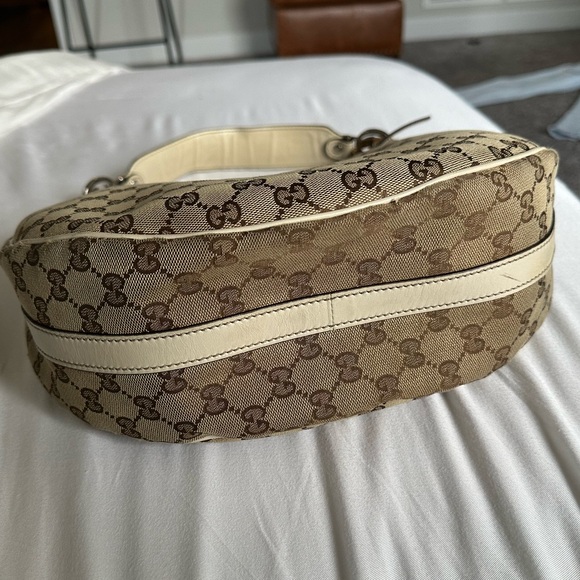 Gucci GG Medium Hobo Bag. - Picture 2 of 3